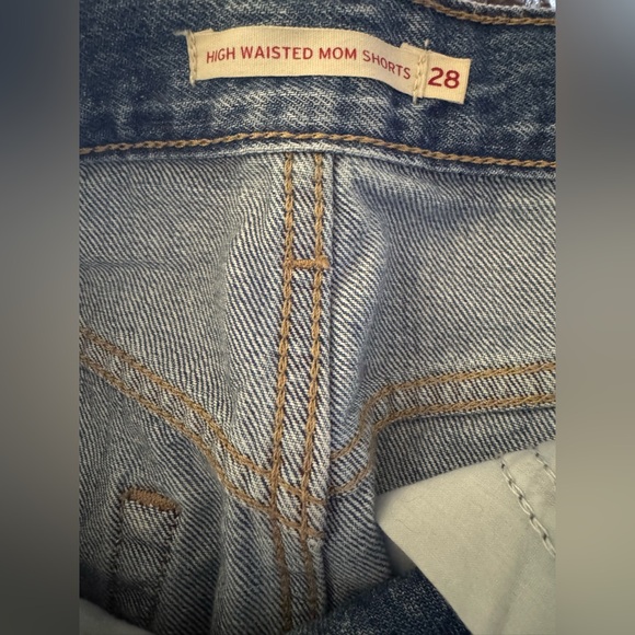 Levi's High Waisted Mom Shorts - Picture 4 of 4